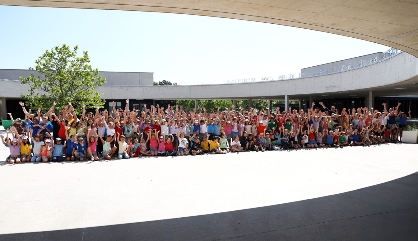 Tanzaufführung mit kreativer Bewegung an der Schule