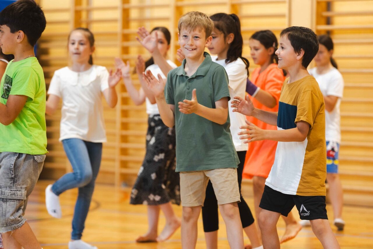 Dancing Happiness Kinder tanzen im Klassenzimmer – kreative Bewegung