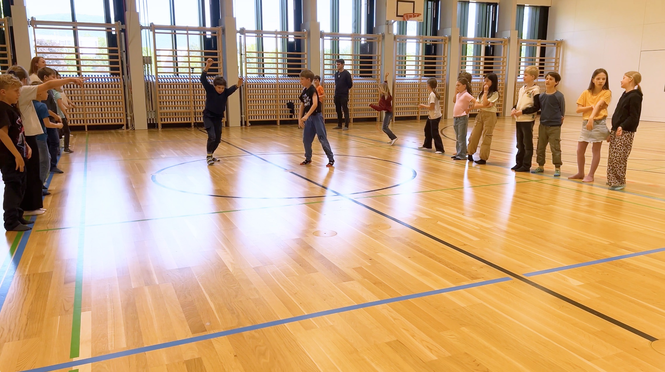 Lehrkraft führt Kinder im Tanzunterricht Gruppe von Kindern tanzt im Soul-Train-Stil in einem Tanzstudio mit groove2grow