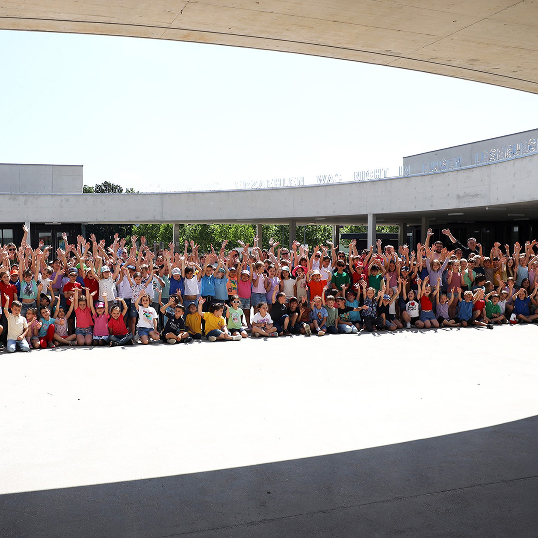 Schülergruppe bei Tanzaufführung im Freien