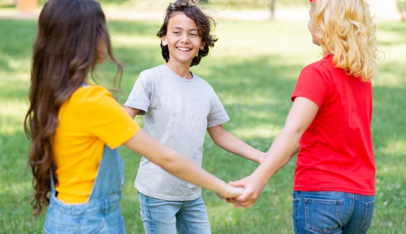 kids-together-happy