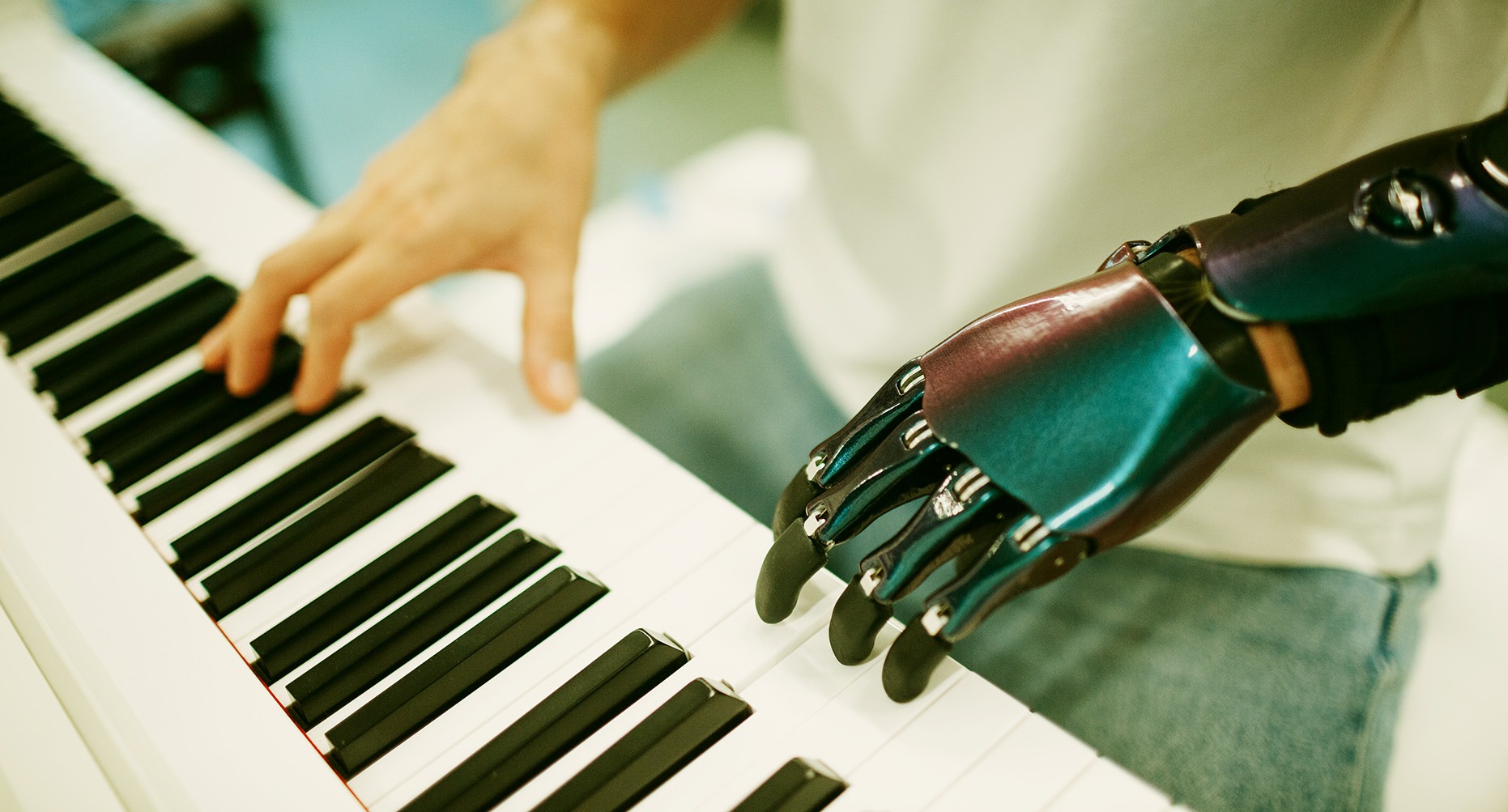 Grundschulkinder tanzen Hand in Hand im Kreis in einem hellen Schulflur.