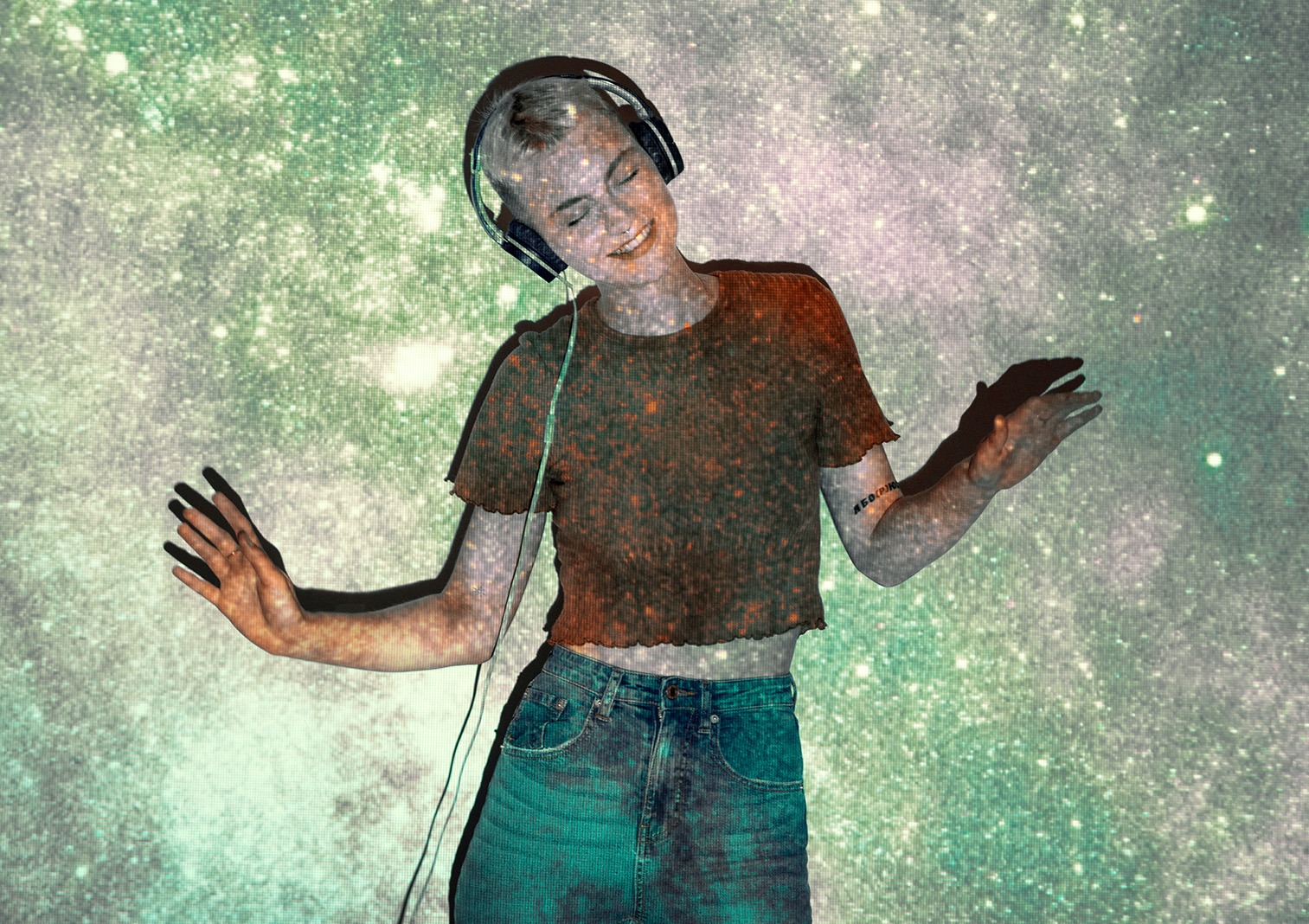 Freude an Bewegung: Grundschulkinder und Lehrkraft üben gemeinsam Tanzschritte im Unterricht.