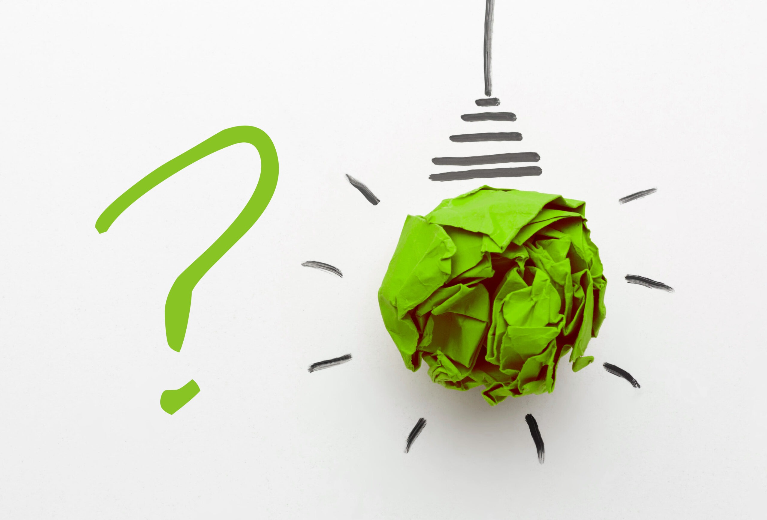 Grundschulkinder tanzen im Klassenzimmer aktiv mit einem Anleitungsvideo der groove2grow Plattform, das auf einem großen Bildschirm gezeigt wird.