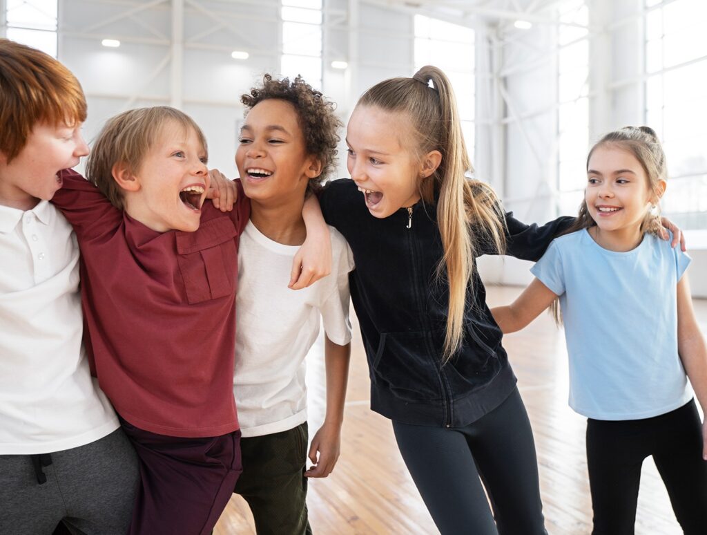 kinder-in-schulde-tanzen-bewegung-rythmus-teambilding