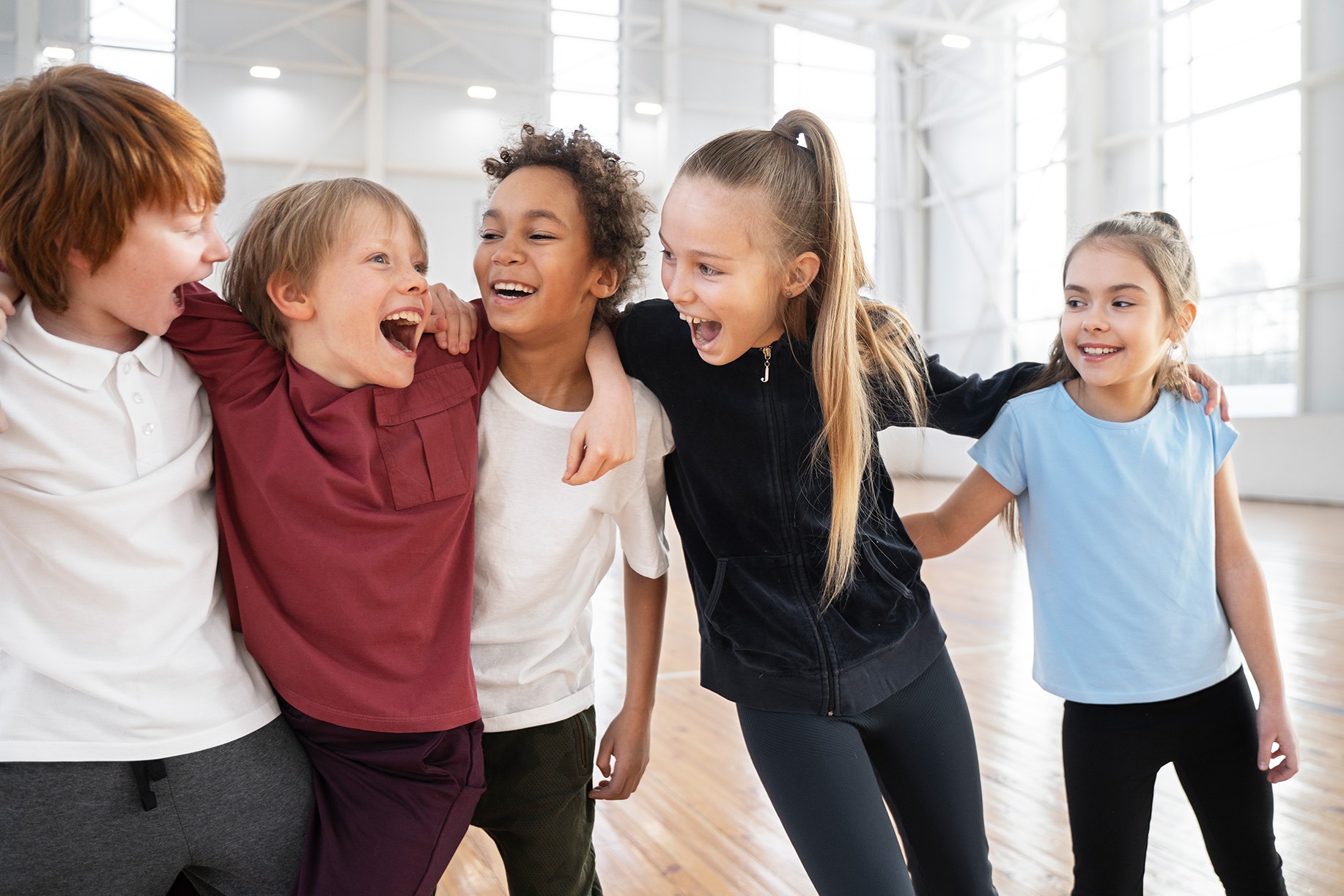 Kreative Bewegung macht Schule lebendig Mädchen zeigt ein Rad – ein akrobatisches Element innerhalb der Bewegungseinheit.
