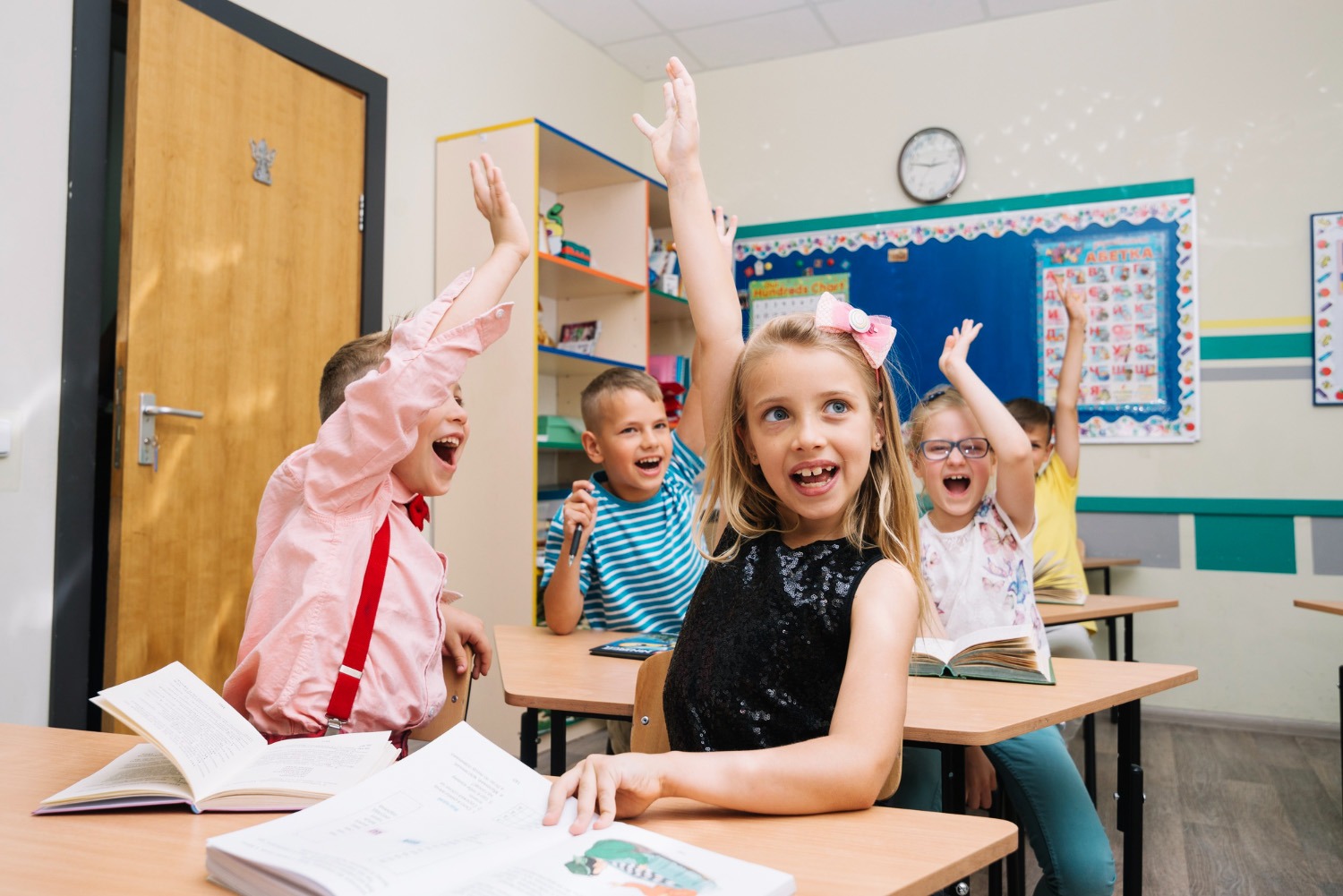 Kreative Bewegung macht Schule lebendig Mädchen zeigt ein Rad – ein akrobatisches Element innerhalb der Bewegungseinheit.